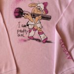 In comfy pjs - Удобни пижами и халати Дамска пижама с дълъг ръкав в бледорозово и панталон в светлосиво и апликация на блузата 100% памук